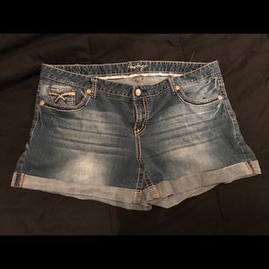 Amethyst jean shorts size 18